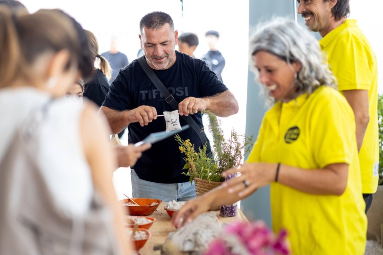 Público y participantes en la carpa de talleres. X Fira de la Sal, Sant Jordi, 17 de octubre de 2026. Fotografía: Juan Carlos Flórez.