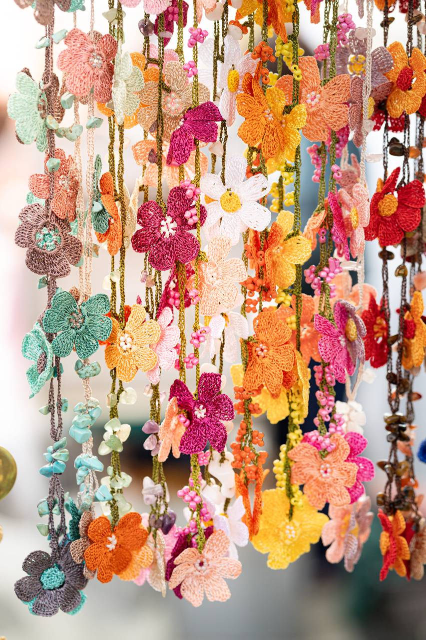 Decoración artesanal en Hippy Market Punta Arabí