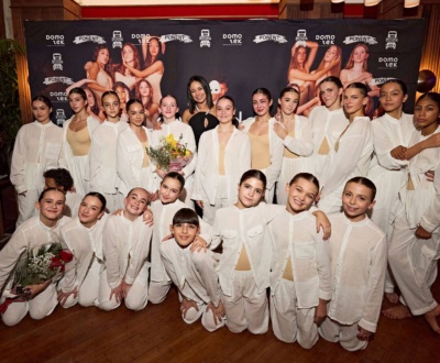 Parte del elenco de IDA Company con su fundadora Yaima Arias