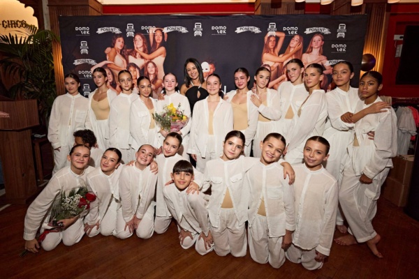 Parte del elenco de IDA Company con su fundadora Yaima Arias