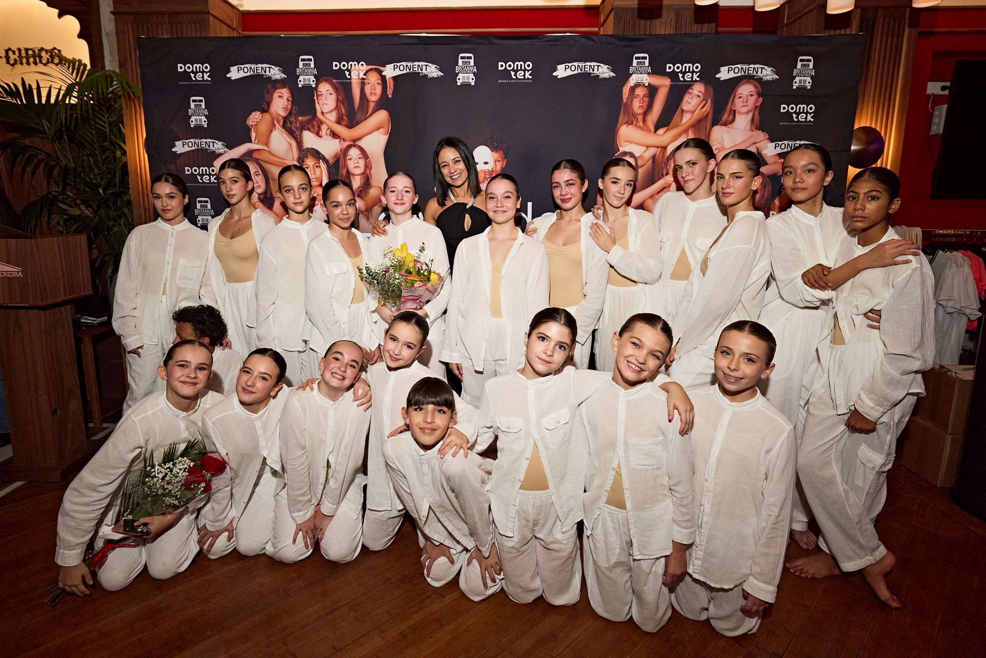 Parte del elenco de IDA Company con su fundadora Yaima Arias