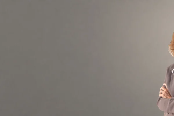Josefina Sánchez-Errázuriz, presidenta de Nuevo Futuro, sobre fondo gris cálido de estudio