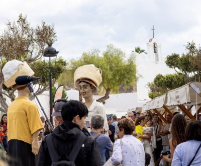 Xicu y Jordi, guardianes de la Fira de la Sal, durante el pasacalles en la plaza de Sant Jordi de ses Salines Xicu y Jordi, guardianes de la Fira de la Sal, durante el pasacalles en la plaza de Sant Jordi de ses Salines