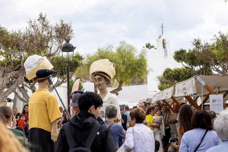 Pasacalles con músicos y los guardianes Xicu y Jordi. X Fira de la Sal, Sant Jordi, 17 de octubre de 2026. Fotografía: Juan Carlos Flórez.
