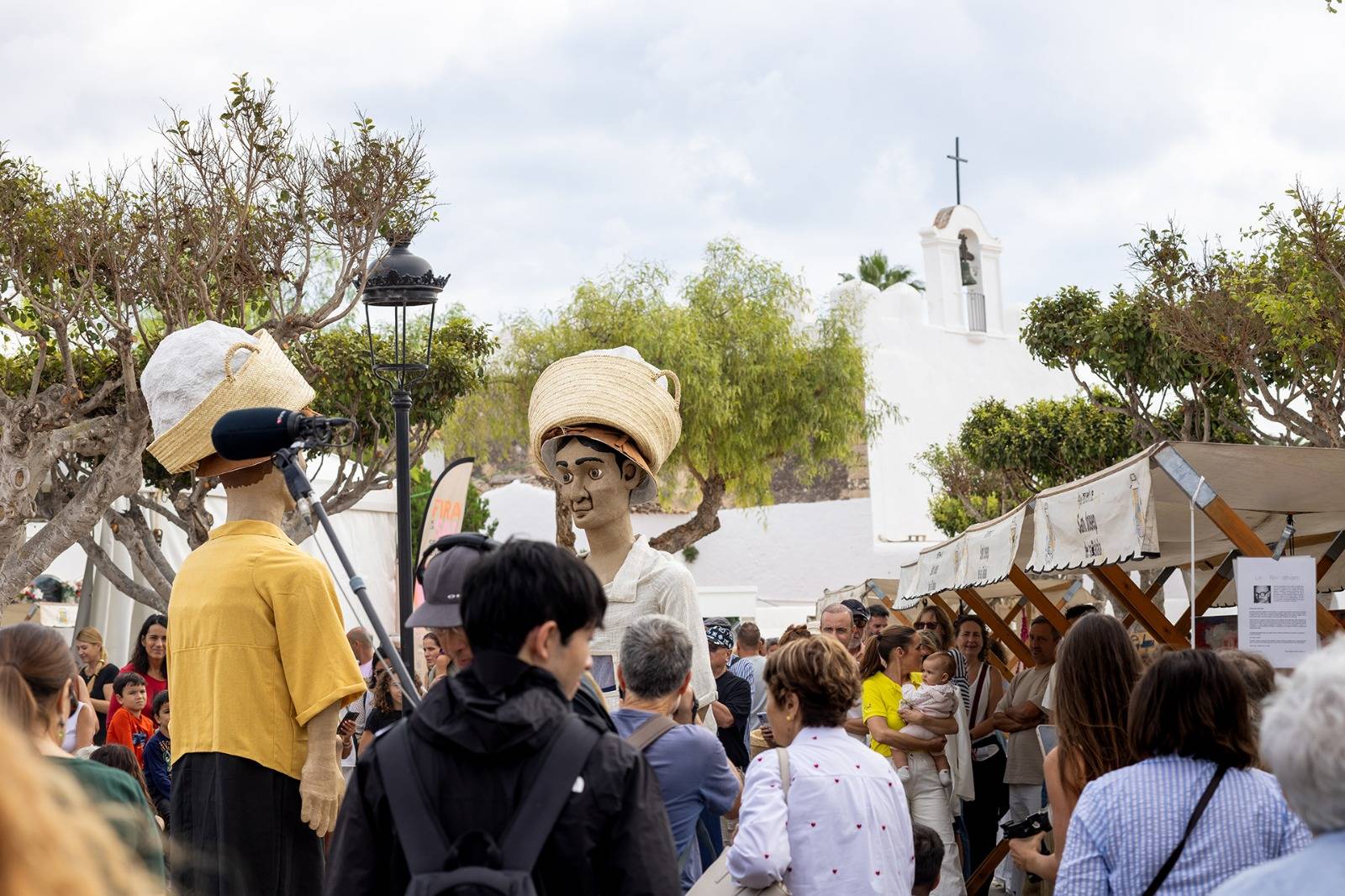 Xicu y Jordi, guardianes de la Fira de la Sal, durante el pasacalles en la plaza de Sant Jordi de ses Salines