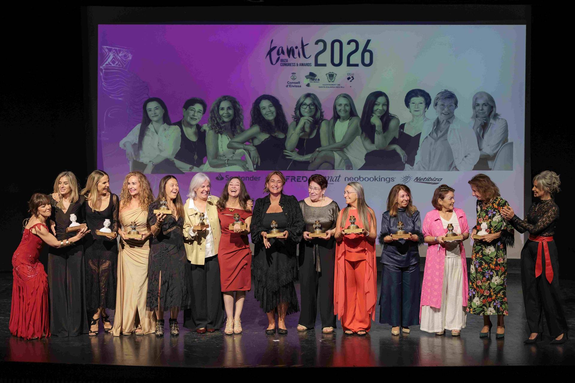 Galardonadas con los Tanit Ibiza Awards 2026 en el escenario. Fotografía: Aisha Bonet.