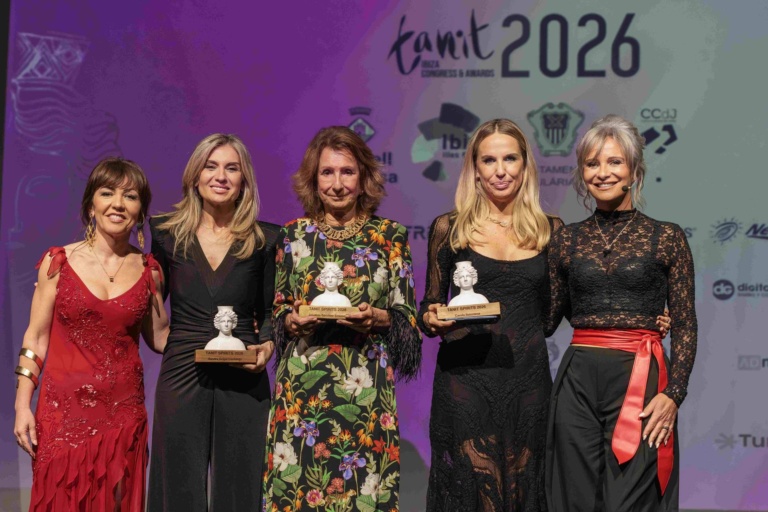 Tanit Spirit 2026 junto a las impulsoras de Tanit Ibiza Conexion. Fotografía: Aisha Bonet.