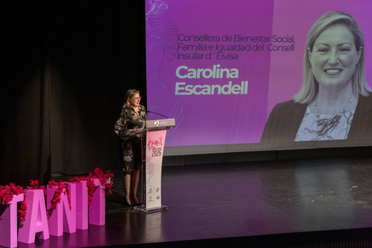 Intervención de Carolina Escandell durante la gala Tanit 2026. Fotografía: Aisha Bonet.