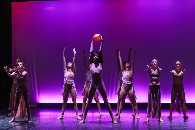 Coreografía en el escenario de Tanit Ibiza Congress & Awards 2026. Fotografía: Aisha Bonet.
