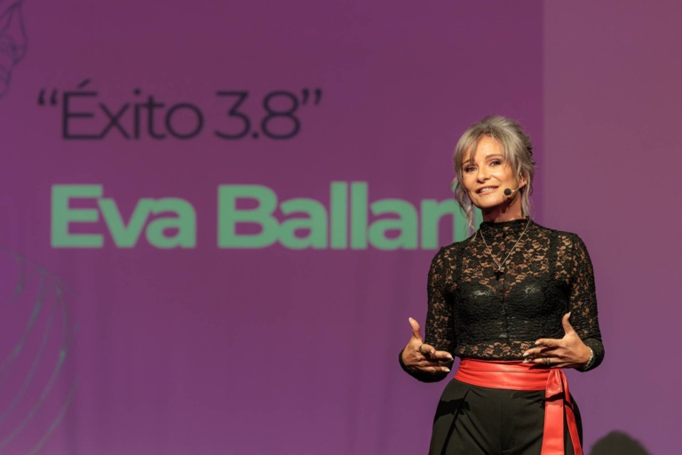 Ponencia de Eva Ballarín durante Tanit Ibiza Congress & Awards 2026. Fotografía: Aisha Bonet.