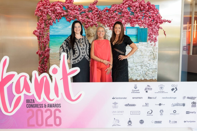 Invitadas en el photocall de Tanit Ibiza Congress & Awards 2026. Fotografía: Aisha Bonet.