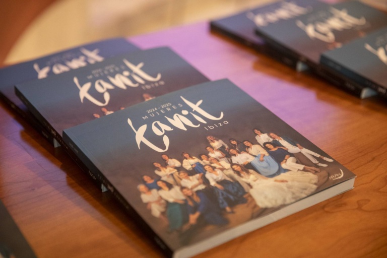 Detalle del libro Mujeres Tanit Ibiza.
