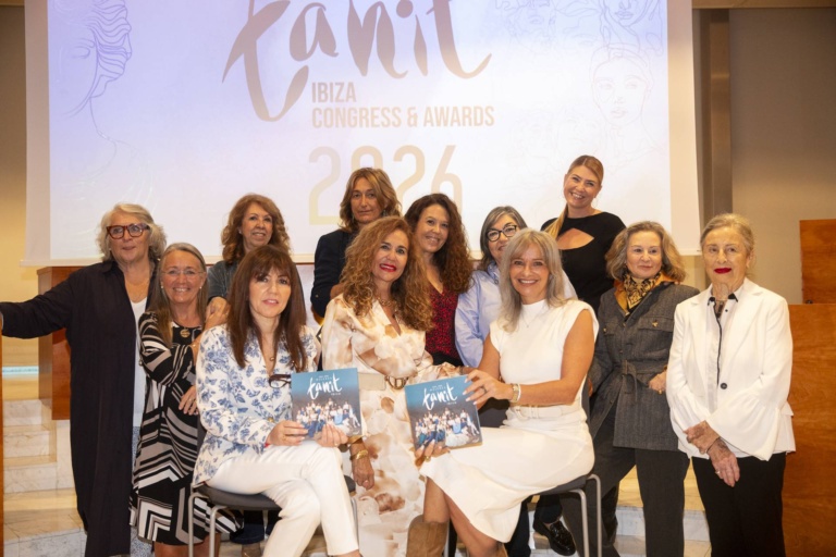 Foto de grupo de participantes en la presentación.