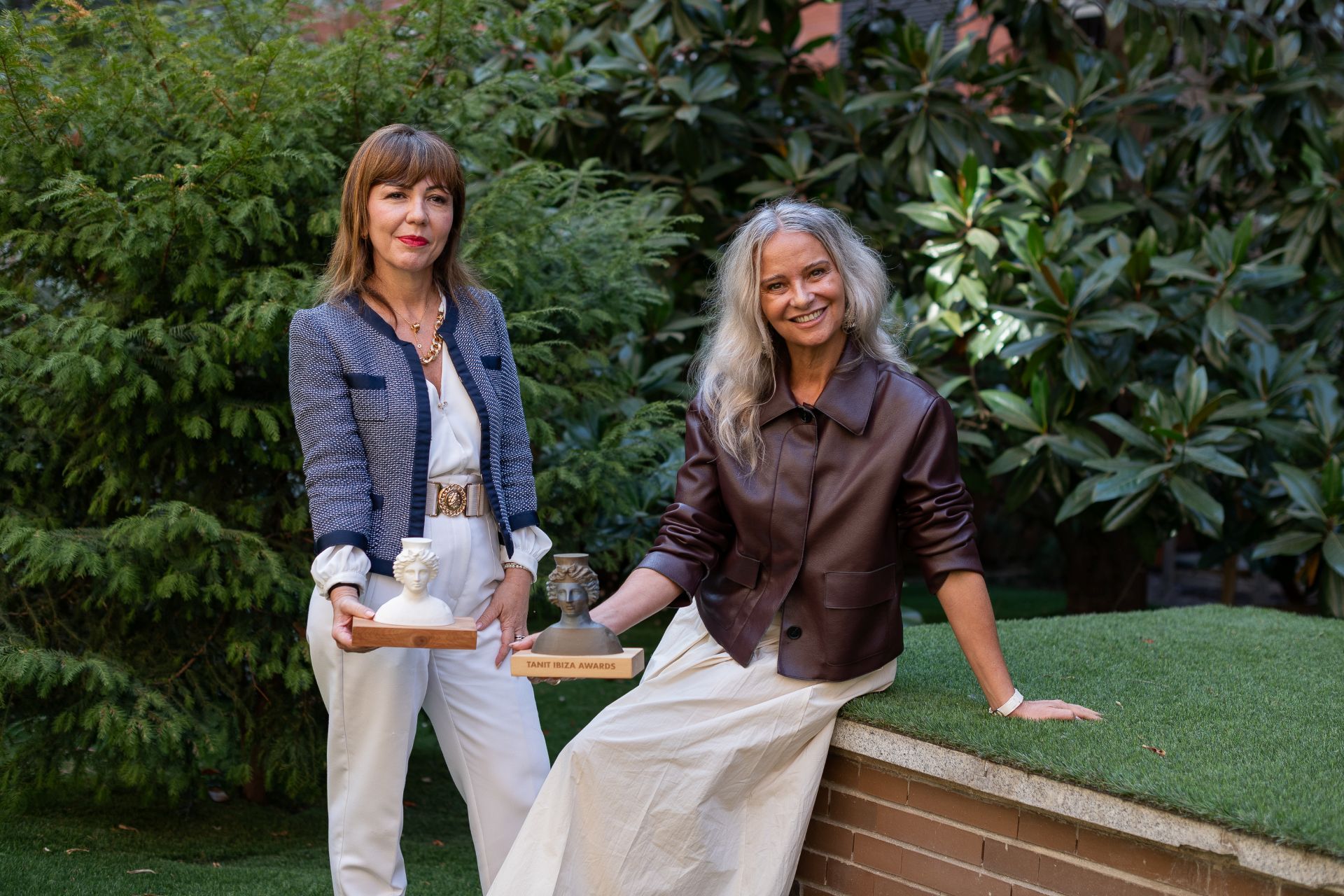 Las fundadoras de Tanit Ibiza Conexion, Alicia Reina y Eva Ballarin, con los premios Tanit Ibiza y Tanit Spirit