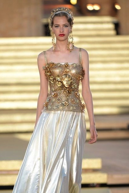 en cualquier momento Galleta evitar Dolce & Gabbana eleva las joyas de Elisa Pomar al Olimpo de los Dioses en  su desfile en Sicilia - Imam Comunicación